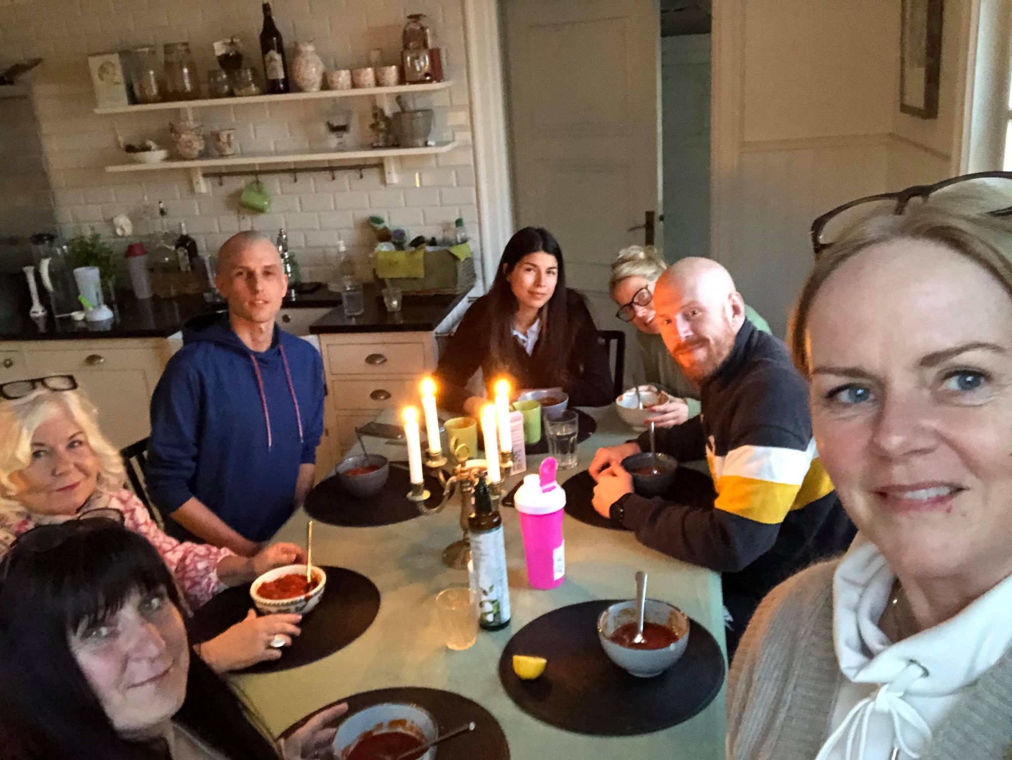 Theo Gerken i blå tröja på Tarmrening och Leverreningsläger. 12-17 april 2021 i Tumba. Själsro Kväll. Tomatsoppa. Jocke Falk. Margitta Wigren.