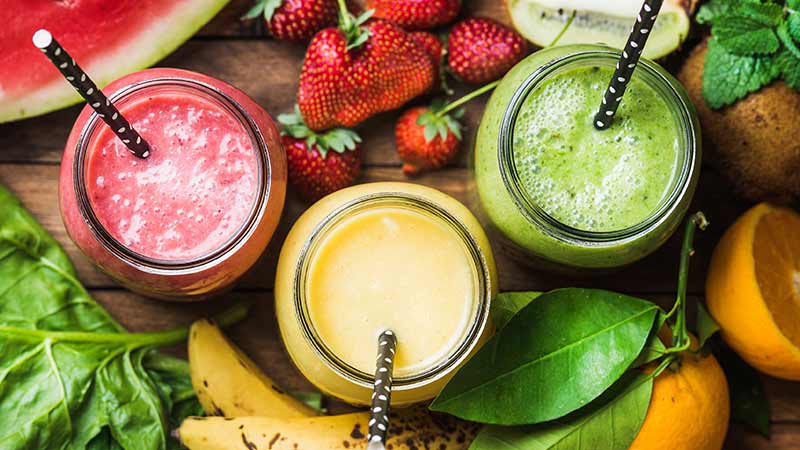 Färskpressade juicer. Jordgubbar. Citron. Banan.