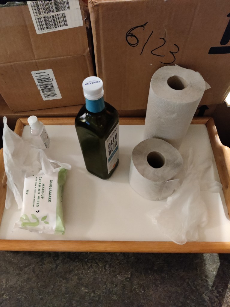 Litet flyttbart bord med allt möjligt.