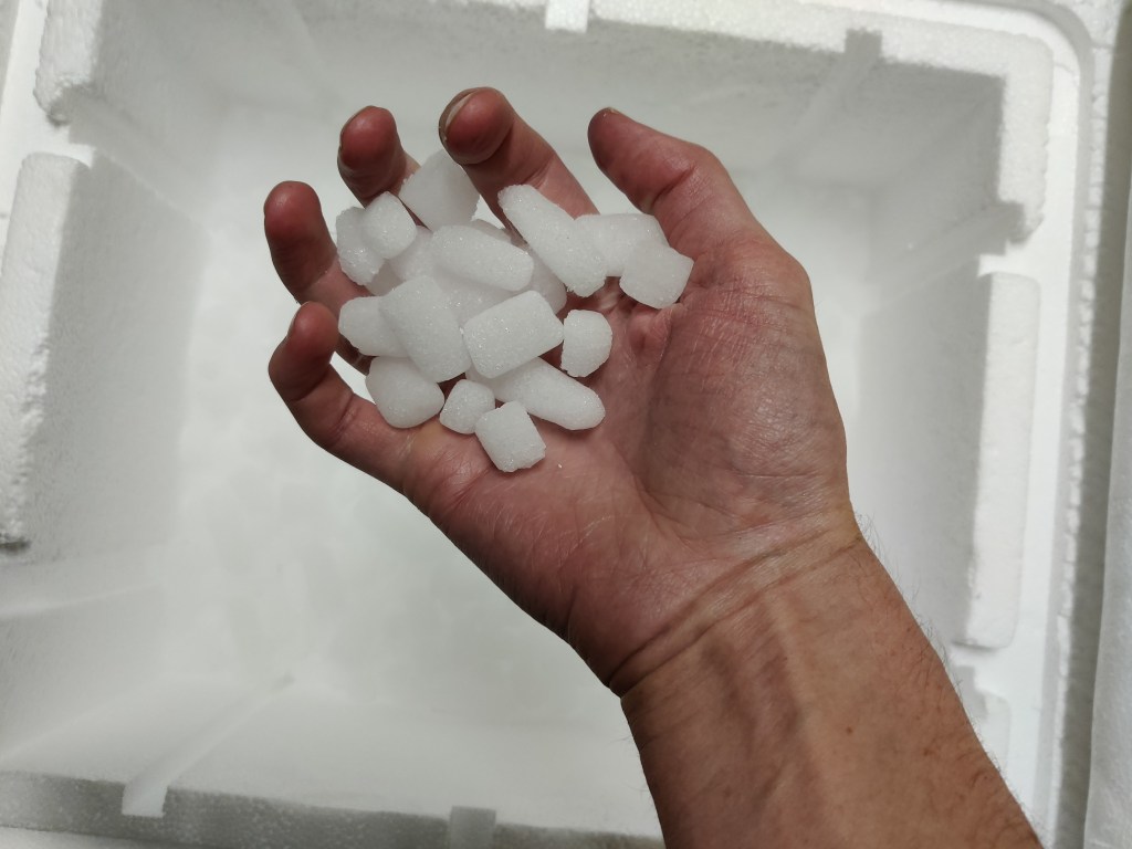 Torr is i min hand. Öppnat paket i frigolit. Innehåller 6 fryska flaskor från microbioma.org.  Kostade 18 000 kr.