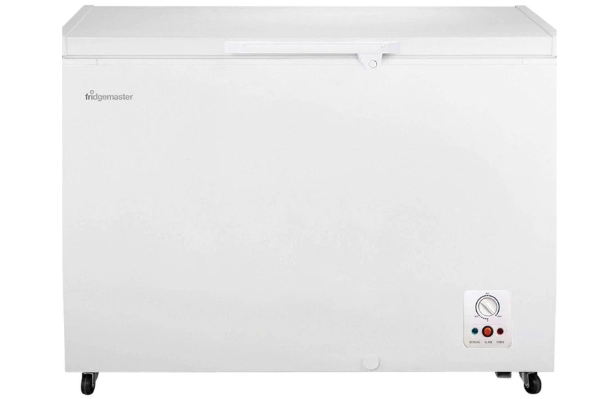 Fyrkantig vit frys på hjul.