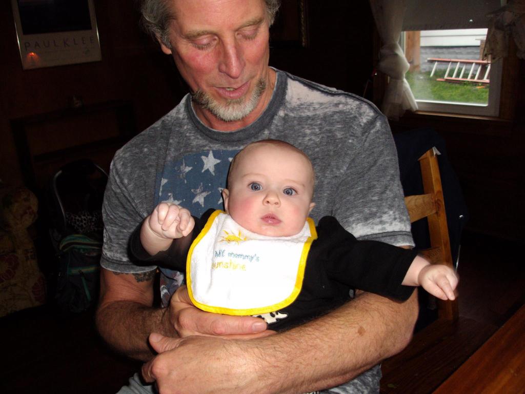 Don Makowski med en bebis.