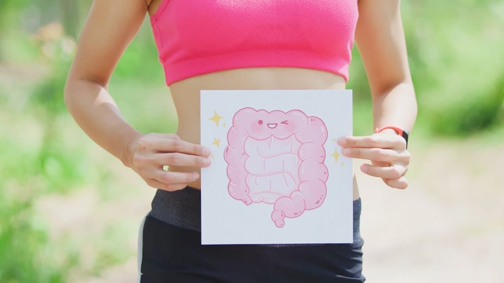 Tjej med platt mage, välmående tarm och matsmältning.