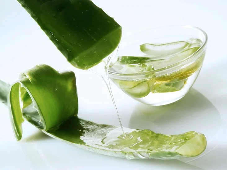 Aloe Vera gel i en skål. Avhugget blad.