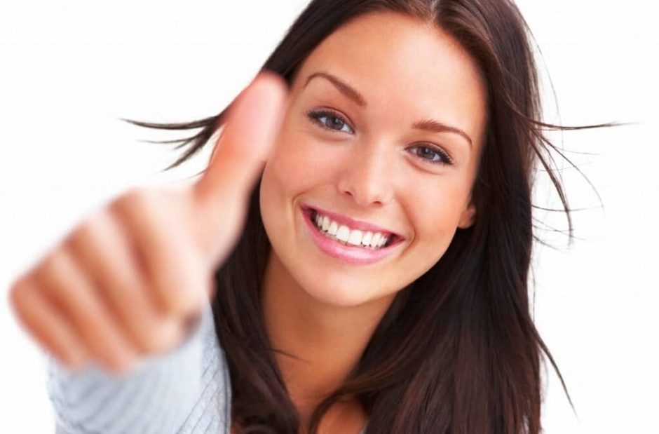 Fint leende av en vacker kvinna