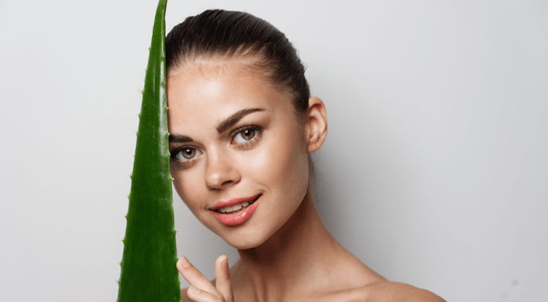 kvinna med aloe vera planta.