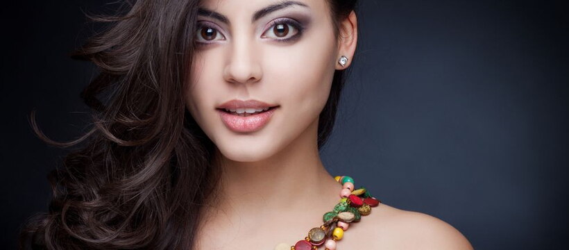 Vacker indisk kvinna med bra hud.