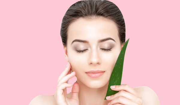 Aloe vera blad vacker kvinna rosa bakgrund.