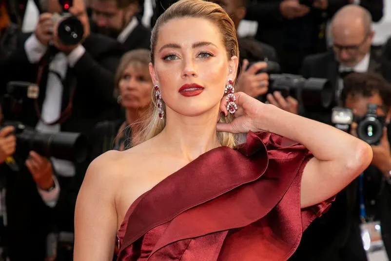 amber heard vackra röda läppar röd klänning på en gala.