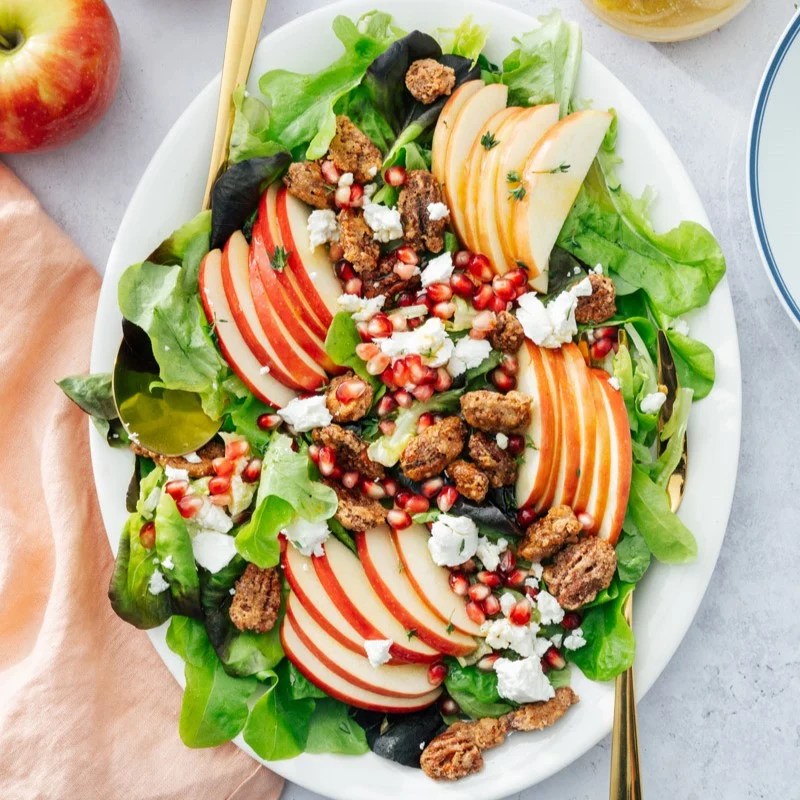 Äppelsallad på en vit tallrik.