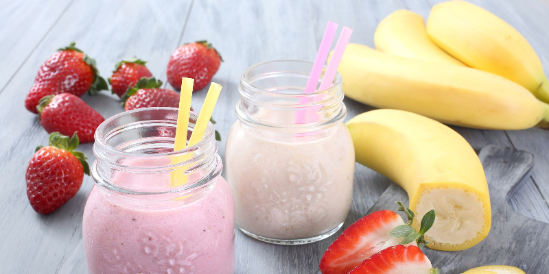 Smoothie med banan och jordgubbar.