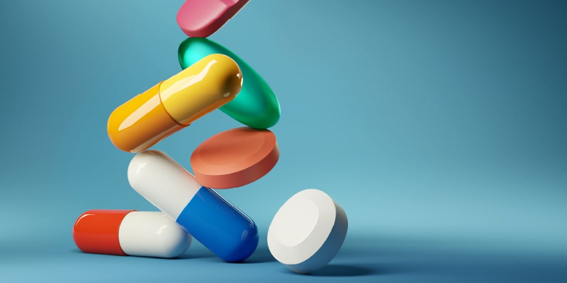 färgglada läkemedel faller mot marken blå bakgrund.