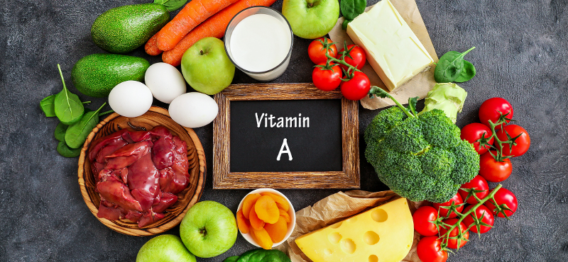 Föda som innehåller vitamin A på ett bord.