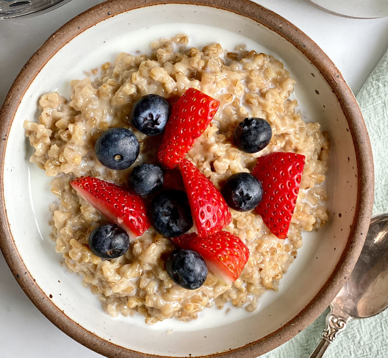 havregryn gröt med bär.