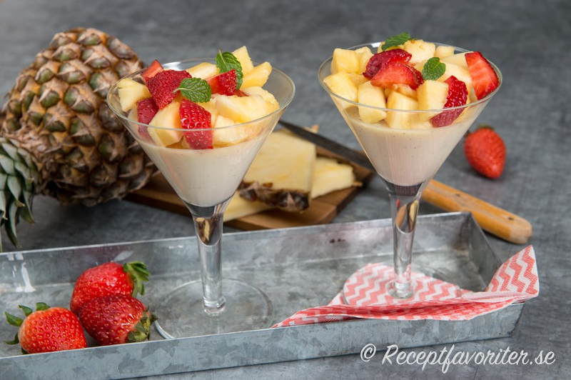 Kokos Pannacotta med frukter.