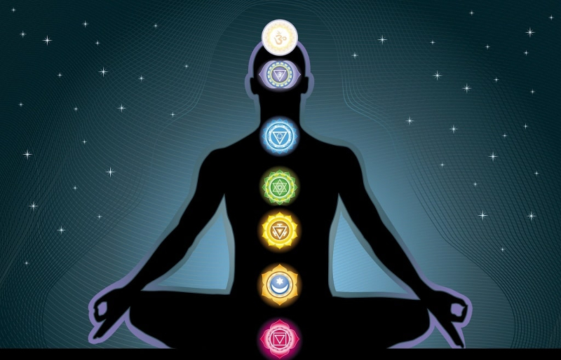 Man gör spirituell yoga öppnar upp chakras i rymnden.