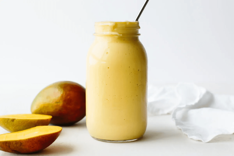 Gul mango smoothie med mango frukt.