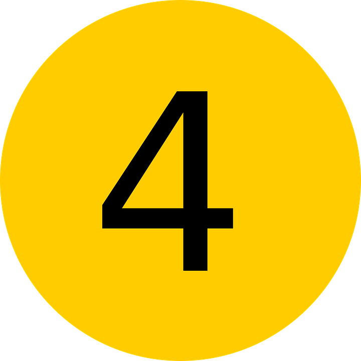 nummer 4 i svart inuti en gul cirkel.