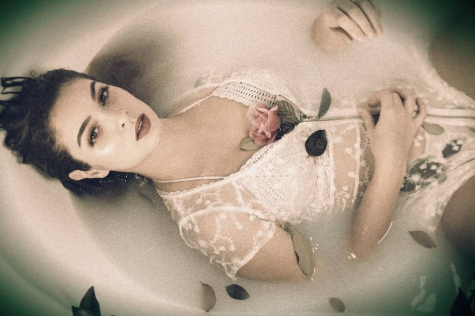 sensuell sexig kvinna i ett badkar med en ros