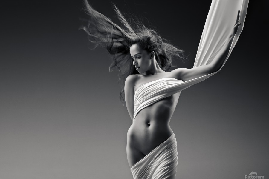 sensuell kvinna står upp omsvept med vitt lakan svartvit bild.