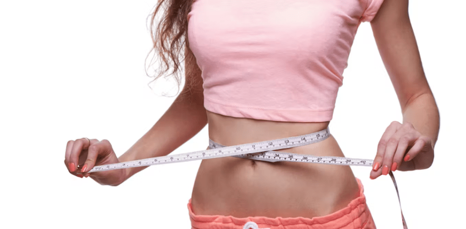 smal kvinna med ett måttband rosa tshirt