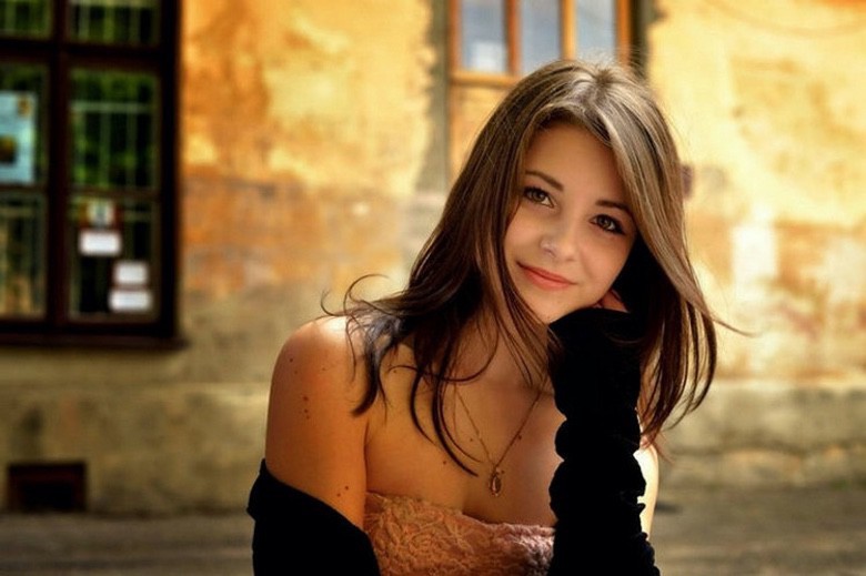 vacker ung tjej med långt brunt hår.