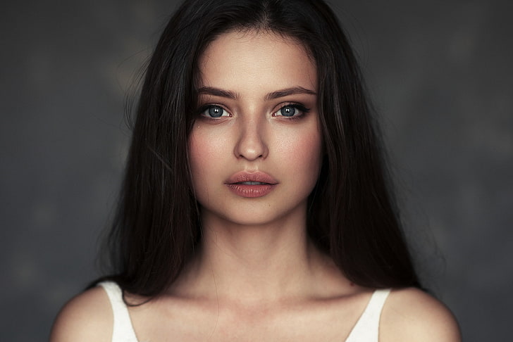 Mycket vacker kvinna med långt svart hår.