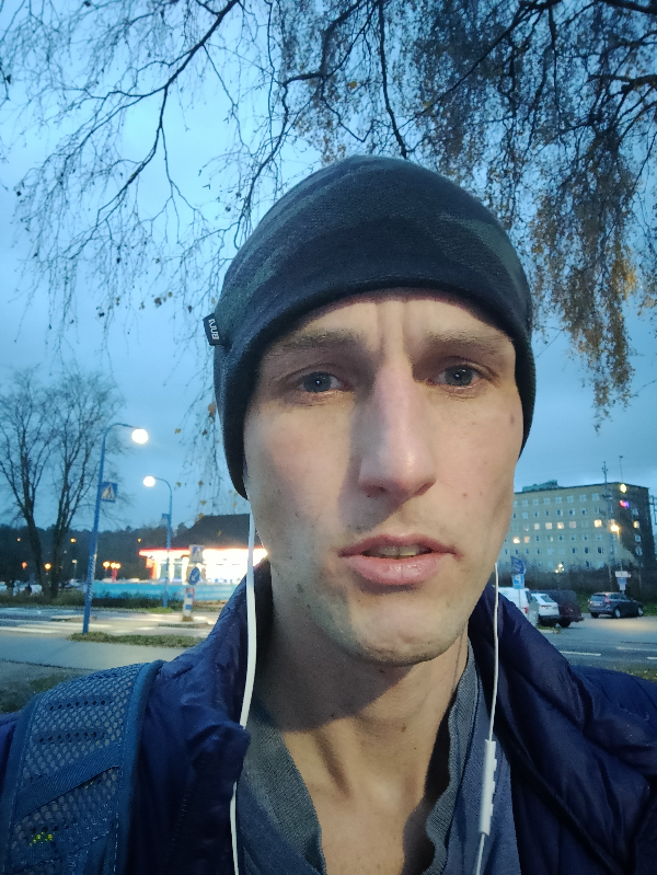 Theo Gerken ansiktsbild med mössa och blå jacka och vita hörlurar.