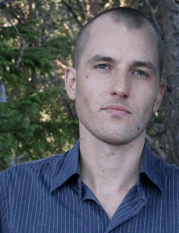 Theo Gerken i skorta ute i naturen jävligt snygg man rena drag.